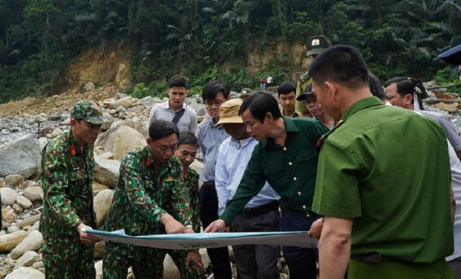 Ông Nguyễn Văn Phương, Phó Chủ tịch UBND tỉnh cùng với đoàn công tác kiểm tra hiện trường, lên phương án tìm kiếm những người còn mất tích ở thủy điện Rào Trăng 3. N.HIẾU