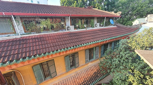 Căn biệt thự tọa lạc ngay đầu làng hoa Ngọc Hà (Hà Nội), có tổng diện tích khoảng 200m2/4 tầng. Hiện đang thuộc sở hữu của ông Hồ Hoàng Hải, một doanh nhân ở Hà Nội.
