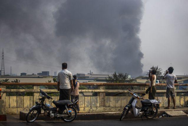 Khói đen bốc lên từ khu công nghiệp ở thị trấn Hlaing Thar Yar, TP Yangon - Myanmar hôm 14-3. Ảnh: AP
