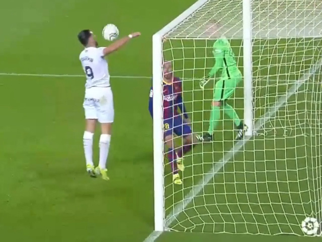 Bóng đá - Pha bỏ lỡ "ngàn năm có một": Cách khung thành 1m vẫn trượt, Messi hú vía