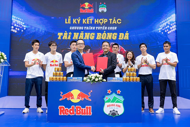Nhãn hàng Red Bull và CLB bóng đá HAGL chính thức ký kết hợp tác khởi động chương trình tuyển chọn tài năng trẻ