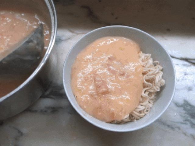 Media - Kỳ lạ món "Mì nôn mửa" và câu chuyện buồn thời đại dịch