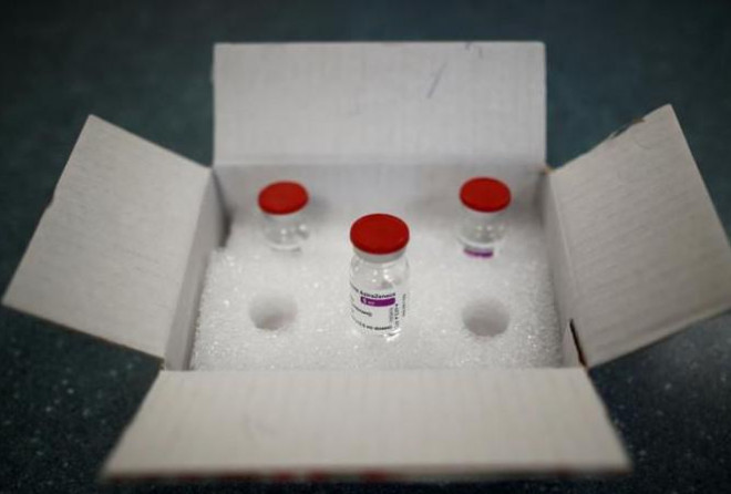 Các lọ vắc-xin COVID-19 của AstraZeneca tại một trung tâm y tế ở Champigny, gần Paris ảnh: REUTERS