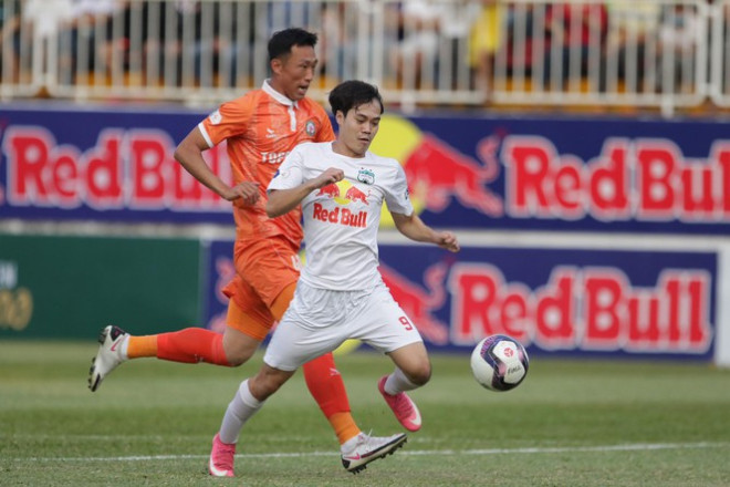 Văn Toàn chơi rất hay ở trận thắng Bình Định 2-1 của HAGL, đấu bù vòng 3 LS V-League 2021. (ảnh Hữu Phạm)