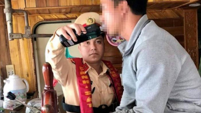 CSGT đường thủy kiểm tra nồng độ cồn người lái phương tiện thủy