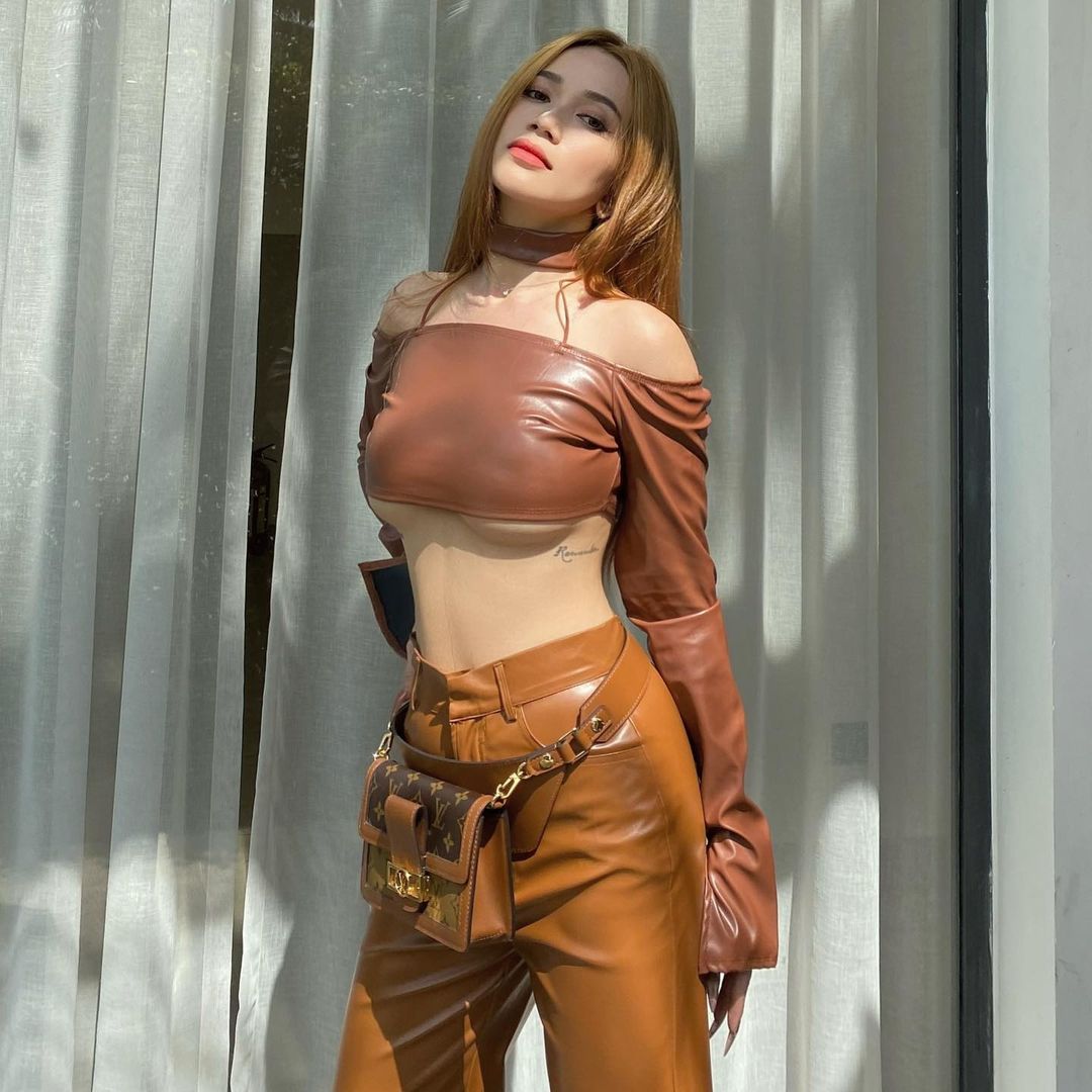 Sĩ Thanh kết hợp áo croptop hở chân ngực với quần cạp cao cùng chất liệu.