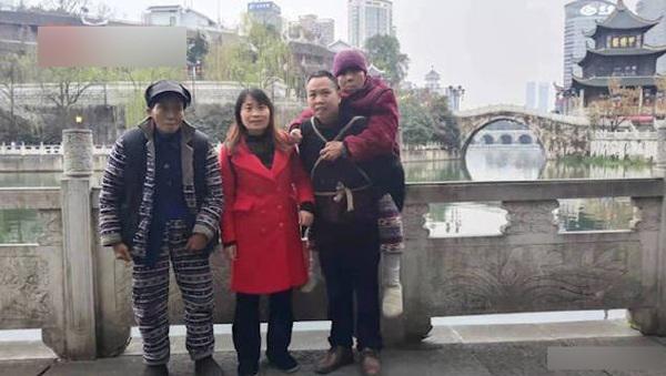 Nhân kỳ nghỉ dài ngày, anh Chen đã đưa bố mẹ cùng vợ đến thành phố nơi anh từng làm việc để tham quan. Ảnh: Sina