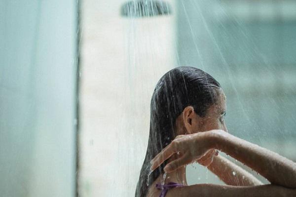Thấy con dâu có hành động kỳ quặc, tắm quá nhiều lần mỗi ngày, mẹ chồng tìm hiểu mới biết cô bị mắc bệnh hoa liễu, lây từ chính người chồng. Ảnh minh họa