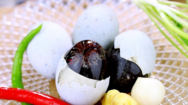 Trứng bắc thảo được bán với giá từ 8.000-10.000 đồng/quả, đắt gấp 4 lần trứng thường.