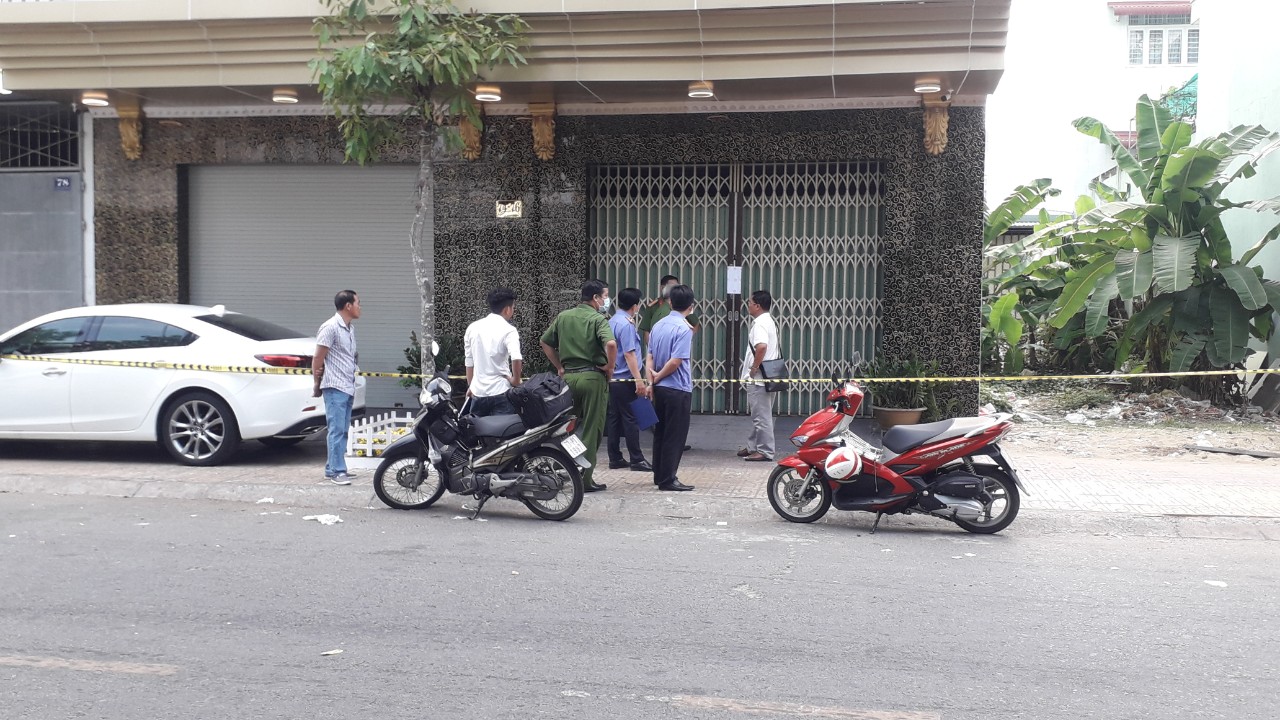 Lực lượng Công an khám nghiệm hiện trường.