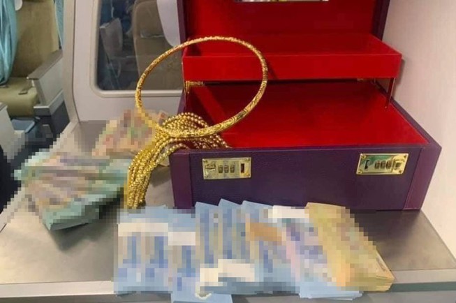 Chiếc vali chứa vàng và tiền của hành khách để quên trên máy bay. 