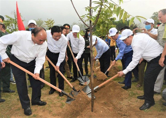 Thủ tướng Nguyễn Xuân Phúc cùng các đại biểu trồng cây tại Đô Lương, Nghệ An sáng 14/03/2021