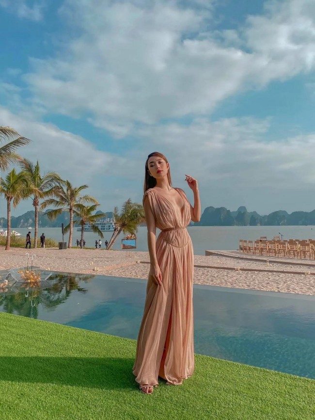 Trang phục màu nhã nhặn, thiết kế nữ tính nhưng chi tiết xẻ ngực sâu khiến Minh Hằng bị cộng đồng mạng &#34;nhắc nhở&#34; gợi cảm hơn cô dâu.

