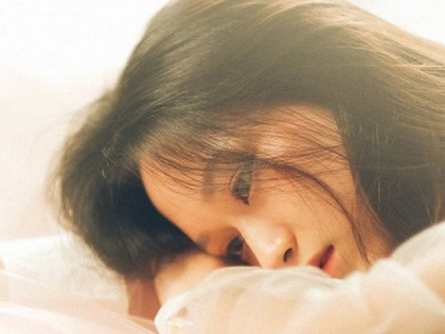 Bạn trẻ - Cuộc sống - Trốn chồng về thăm mẹ đẻ, tôi khóc nghẹn nhìn bộ bát đũa thừa trên mâm cơm của bà