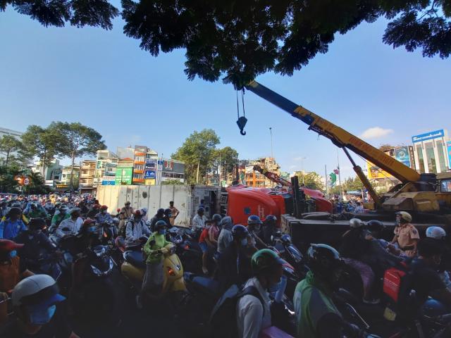 Tin tức trong ngày - Container lật ngay vòng xoay ở trung tâm Sài Gòn, giao thông hỗn loạn