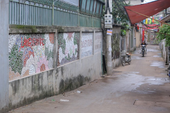 Ngõ xóm, con đường của làng đã trở nên sống động, hấp dẫn hơn nhờ những bức tranh ghép gốm, sứ như thế này.