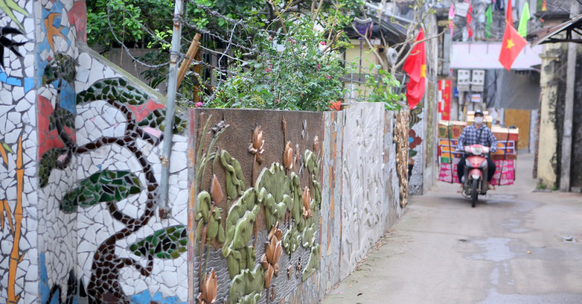 Hàng chục bức tranh ghép dọc trên tường khắp con đường ngõ xóm của làng đã tạo nên bức tranh nghệ thuật sinh động, hấp dẫn tất cả mọi người.