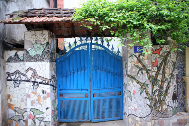 Những bức tường cổng ngõ của ngôi nhà được trang trí hoá thành các bức tranh tường gốm sứ nhiều sắc màu hấp dẫn.