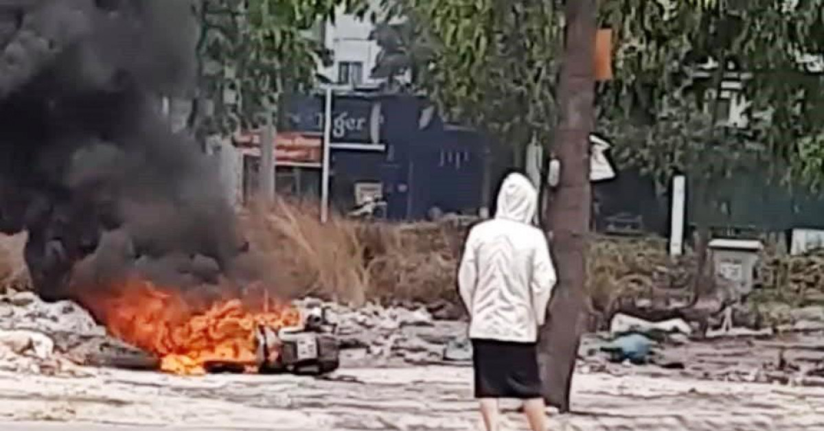 Tin tức trong ngày - Cô gái châm lửa đốt xe SH trong công viên ở Bình Dương