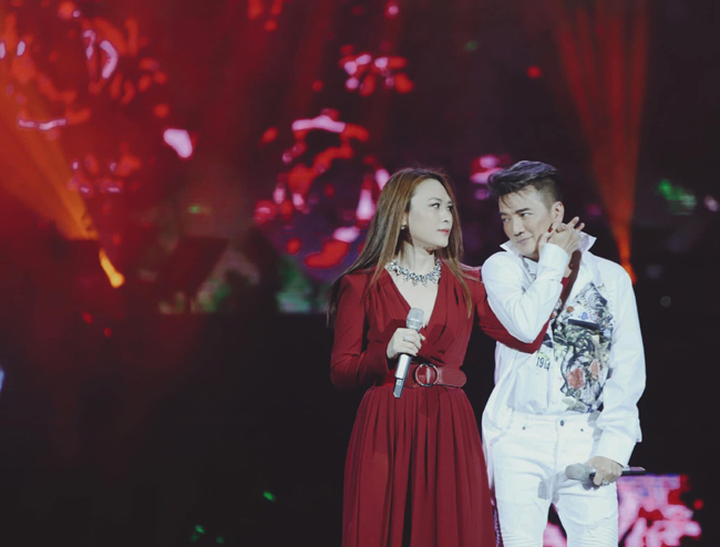 Cả hai kết hợp ăn ý trên sân khấu, là người tình song ca nhiều ca khúc tình cảm với những cử chỉ ngọt ngào như một đôi tình nhân thực sự.
