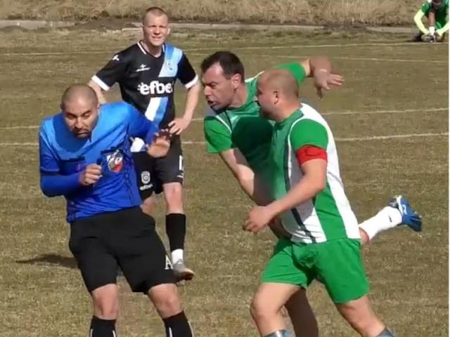 Bóng đá - Hãi hùng trọng tài bị cầu thủ hành hung, bỏ chạy “té khói”