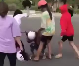 4 nữ sinh lớp 8 đánh dã man, hò hét xé áo bạn - 1