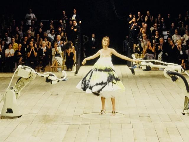 Thời trang - McQueen và những khoảnh khắc gây chấn động làng mốt thế giới