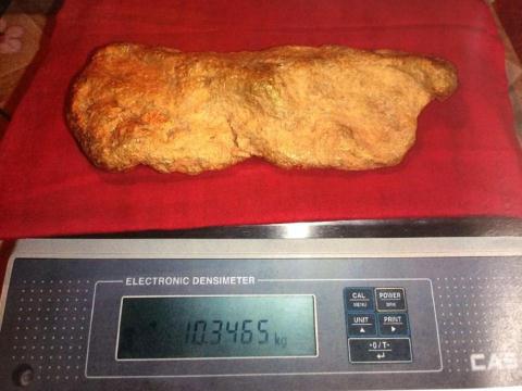 Thỏi vàng nặng 10,3kg tại Nga.