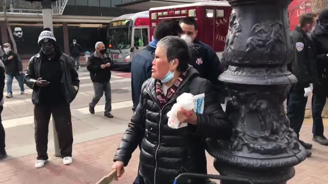 Mỹ: Bị kẻ lạ đấm vào mặt, bà cụ gốc Á cầm gậy quyết "ăn thua" và cái kết bất ngờ