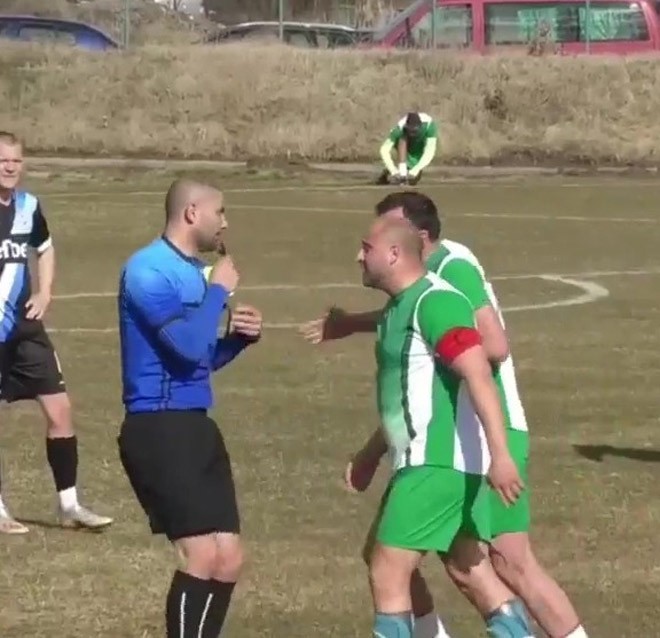 Trọng tài chính bị 2 cầu thủ Tornado Bezden quây đánh