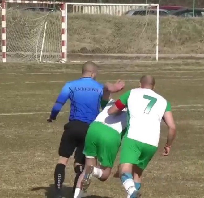 Hãi hùng trọng tài bị cầu thủ hành hung, bỏ chạy “té khói” - 3