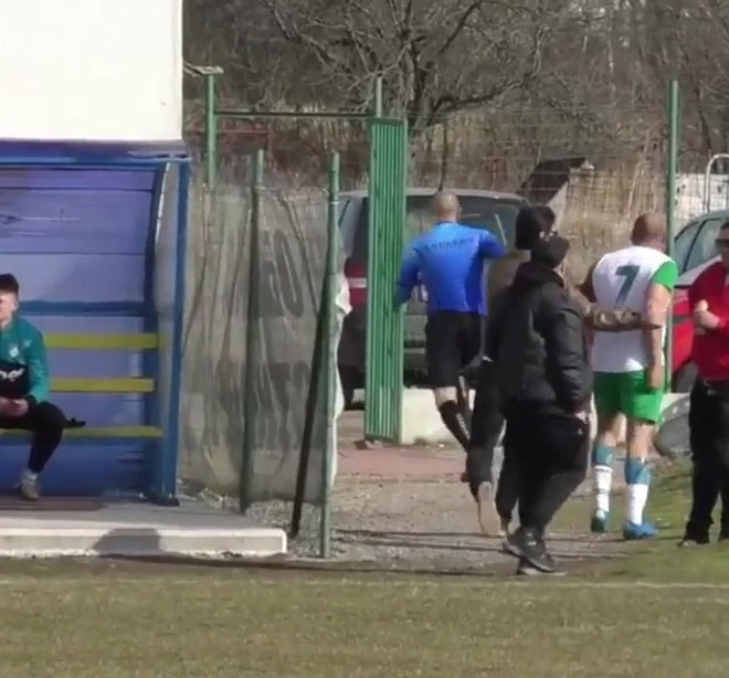 "Vị vua sân cỏ" co giò chạy thoát thân trước những kẻ tấn công hung hãn