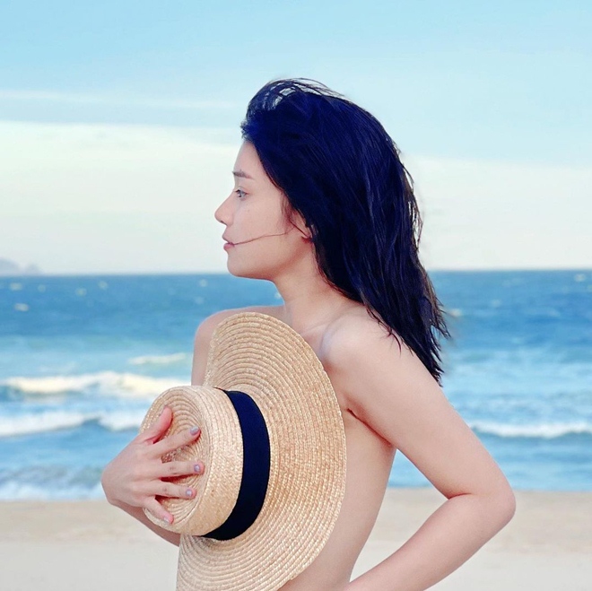 Ca sĩ 25 tuổi có 3 căn nhà ở Sài thành tung ảnh bikini nóng rẫy - 7