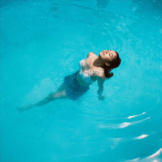 Ca sĩ 25 tuổi có 3 căn nhà ở Sài thành tung ảnh bikini nóng rẫy - 5