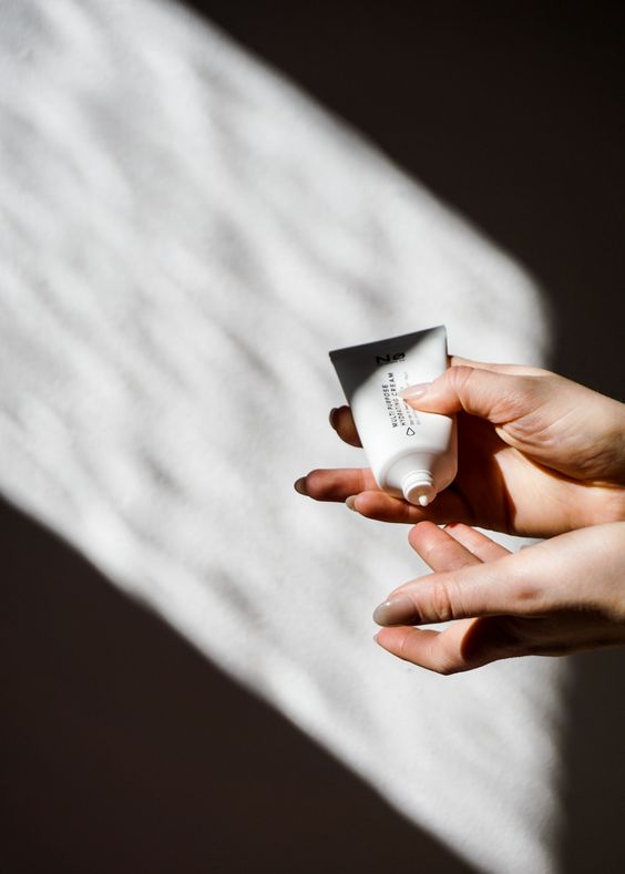 Cách đọc nhãn mỹ phẩm để tránh rước độc vào người - 1