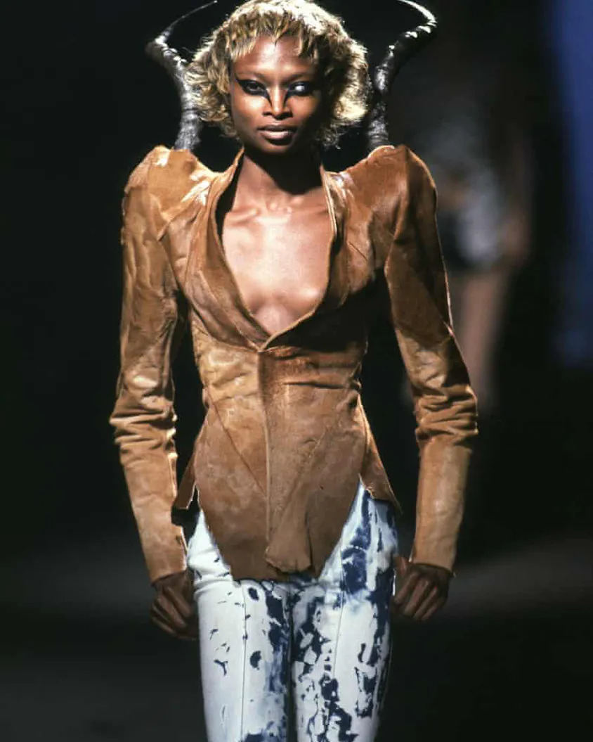 McQueen và những khoảnh khắc gây chấn động làng mốt thế giới - 2