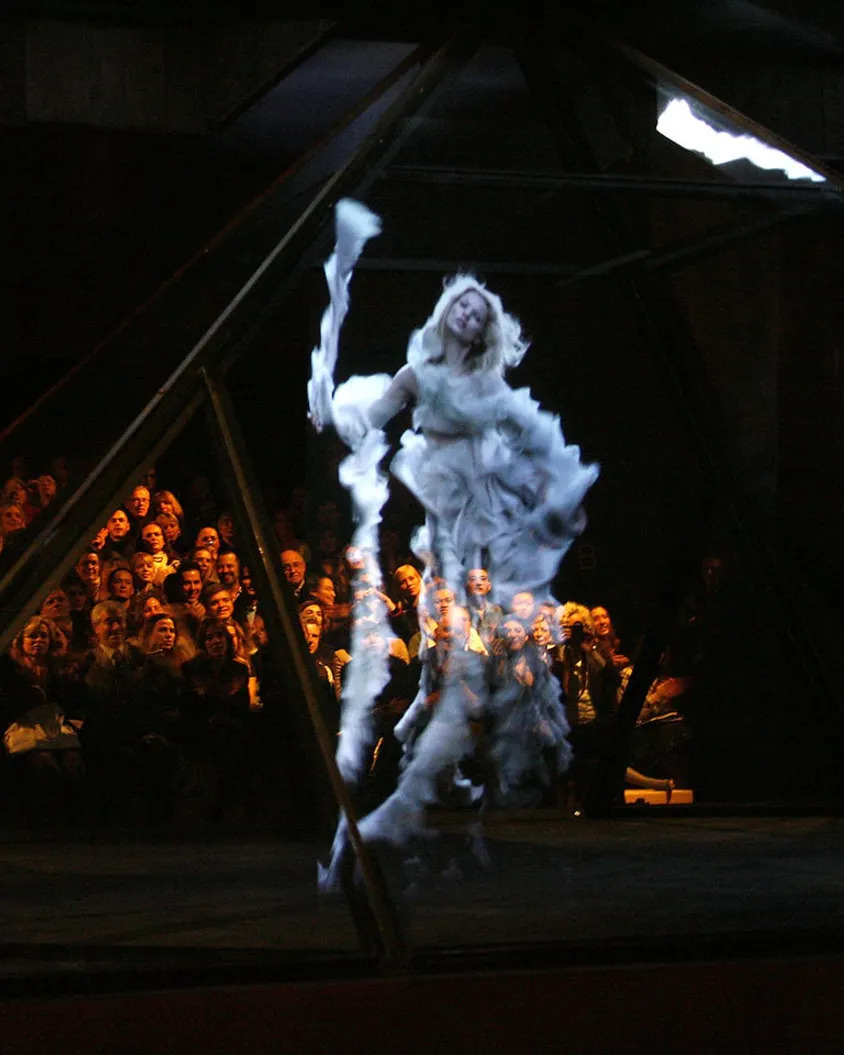 McQueen và những khoảnh khắc gây chấn động làng mốt thế giới - 7