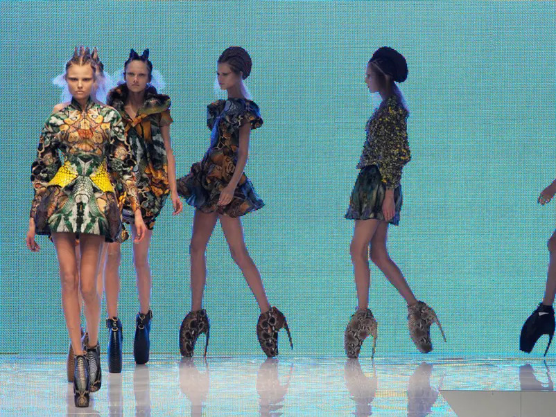 McQueen và những khoảnh khắc gây chấn động làng mốt thế giới - 8