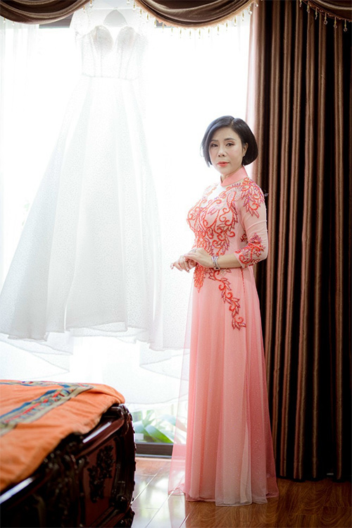 Bùi Thu Thảo đầy nữ tính trong trang phục áo dài truyền thống tự tay thiết kế