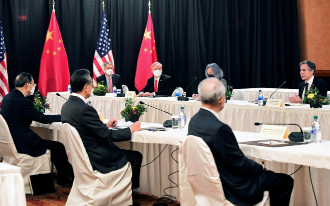 Những người đại diện của Mỹ và Trung Quốc trong cuộc đám phán cấp cao trực tiếp đầu tiên dưới thời chính quyền Tổng thống Joe Biden hôm 19-3. Ảnh: Reuters