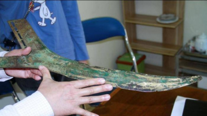 Cổ vật bằng đồng được người dân tìm thấy đang được bảo vệ chờ các nhà khoa học nghiên cứu