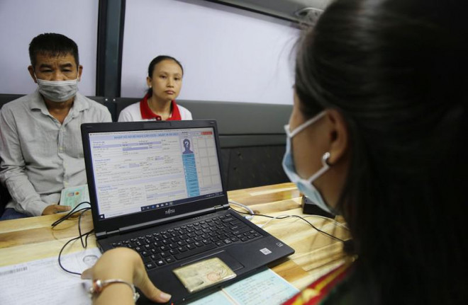 Cán bộ phòng cảnh sát quản lý hành chính về trật tự xã hội Công an TP.HCM thu thập thông tin của người dân làm căn cước công dân.