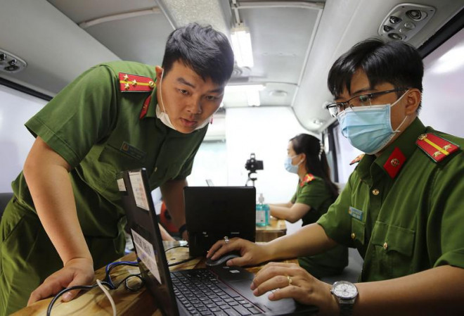 Theo các cán bộ của phòng cảnh sát quản lý hành chính về trật tự xã hội Công an TP.HCM, xe lưu động cấp căn cước gắn chip sẽ phục vụ người dân từ 7 giờ đến 22 giờ mỗi ngày. Trường hợp người dân đến sau 22 giờ thì các cán bộ sẽ tiếp tục hỗ trợ người dân làm cho xong.