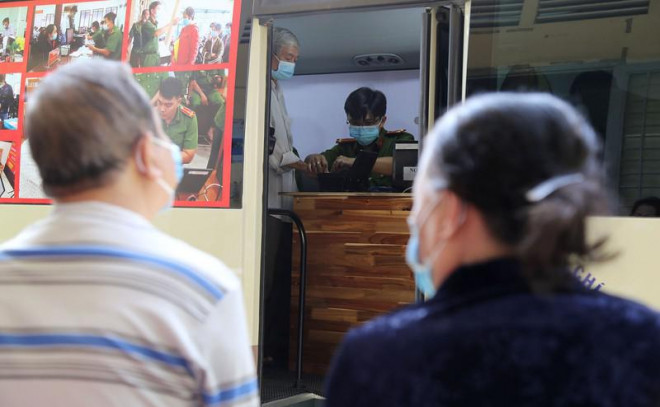 Dù phải chờ đến lượt lên xe lưu động làm thủ tục nhưng mọi người đều hài lòng vì thời gian chờ cũng như quy trình làm căn cước nhanh chóng hơn trước.