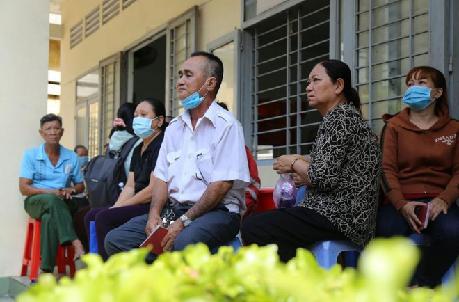 Ông Cao Hữu Phước (ngụ phường Linh Xuân, TP Thủ Đức) đi cùng với 4 người anh chị em trong gia đình đến khu phố 4 để làm căn cước công dân gắn chip. "Mô hình xe lưu động này quá hay, mau lẹ, giúp cho người dân chúng tôi tiết kiệm quá nhiều thời gian đi lại"- Ông Phước vui vẻ nói.