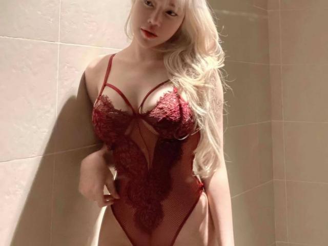 Thời trang - Sao Việt mặc nội y trong suốt bán hàng livestream đến đi tắm biển: Gợi cảm hay "câu view"?