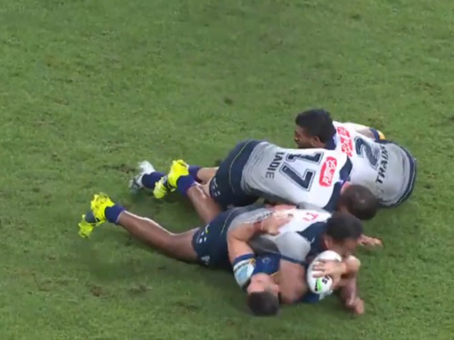 Thể thao - Cầu thủ suýt hại chết đối thủ, fan nổi giận vì "đòn triệt hạ" bằng cùi chỏ