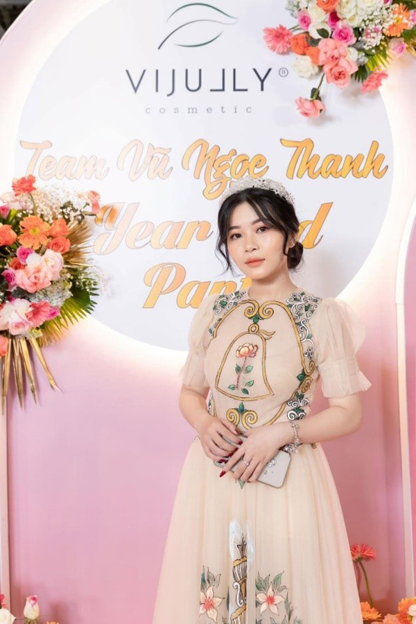 Vũ Ngọc Thanh xinh đẹp trong một buổi chia sẻ về nghề ở buổi tiệc nhỏ của bản thân