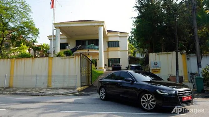 Một chiếc ô tô rời đại sứ quán Triều Tiên tại Kuala Lumpur, Malaysia hôm 19/3. Ảnh: AP