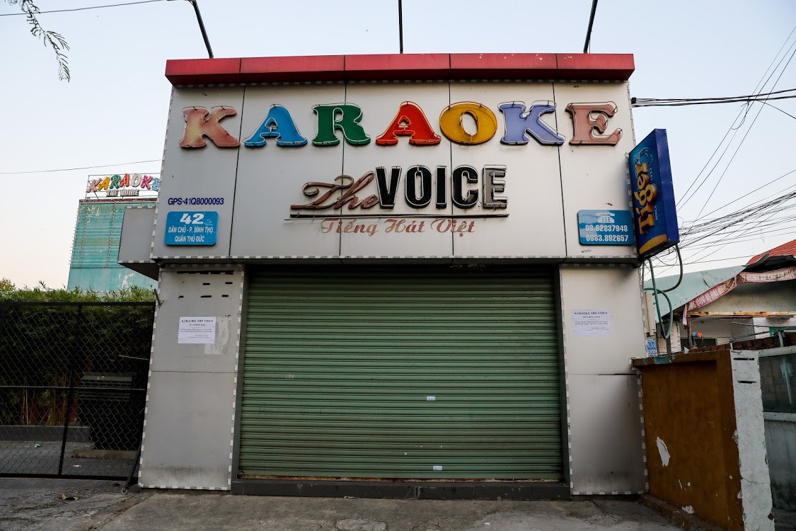 Các quán karaoke phải đóng cửa suốt thời gian dài do dịch bệnh. Ảnh: Hồng Lam